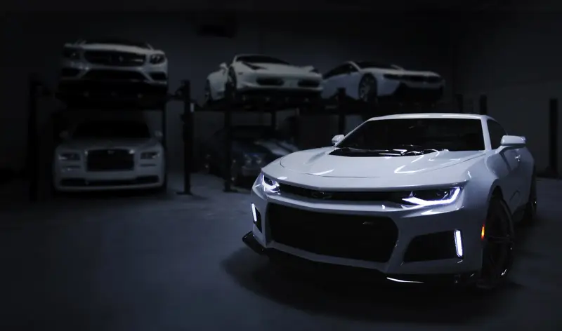 Спортивный автомобиль в шоуруме